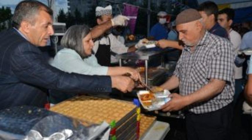 Kışanak, İftarda Vatandaşlarla Bir Araya Geldi