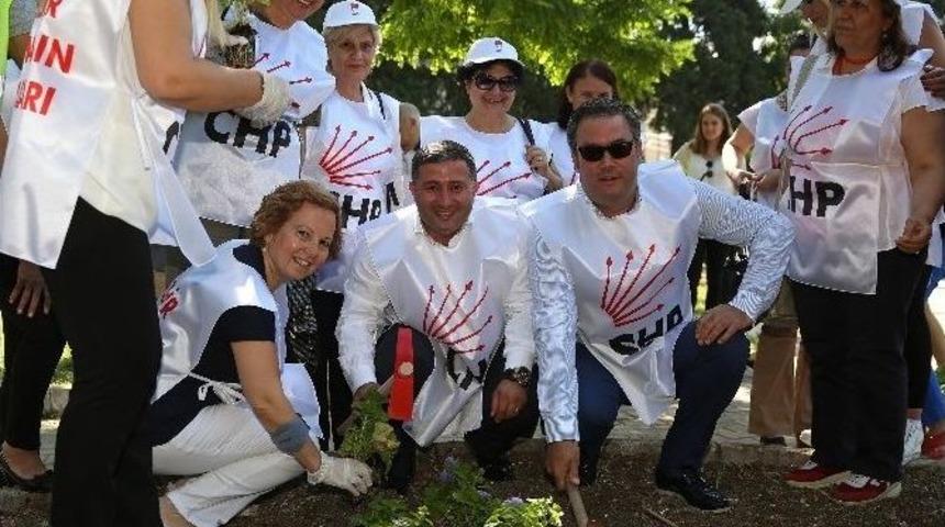 Buca&rsquo;da Parklara Bakım Yapıldı
