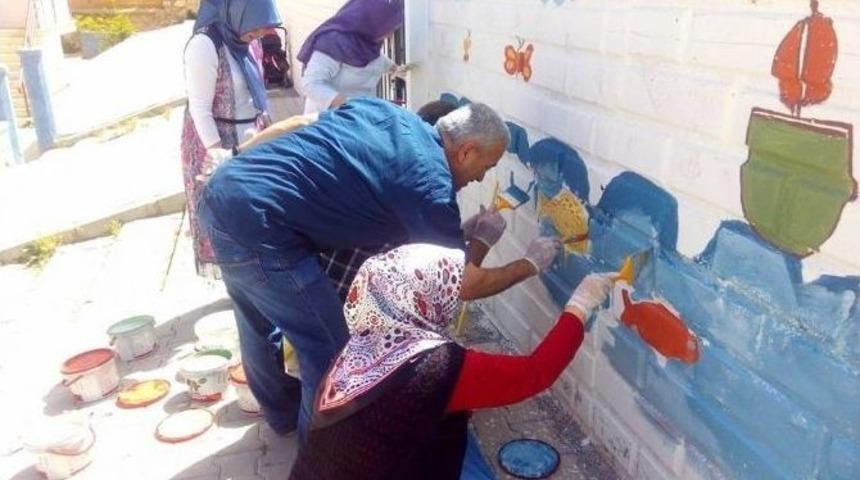 &Ouml;ğretmenler Okul Duvarlarını Boyadı