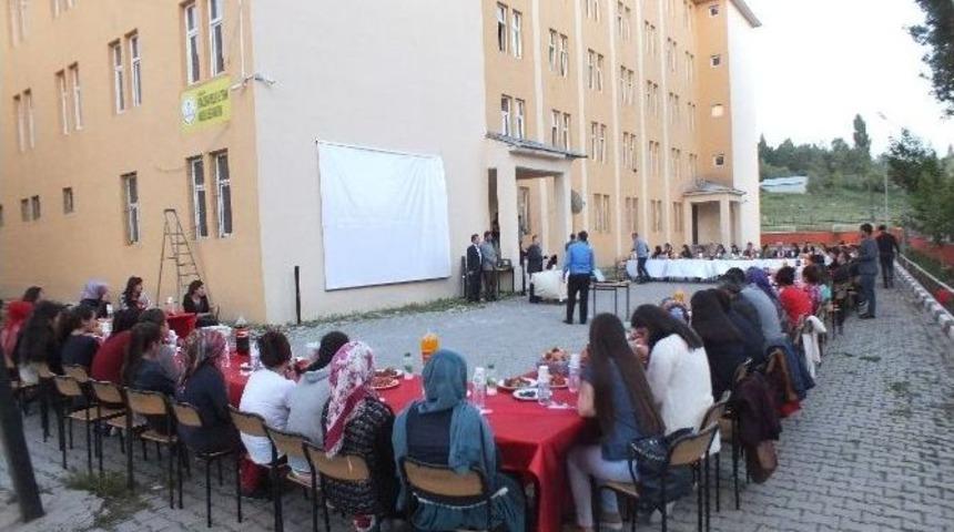 Lise &Ouml;ğrencilerine İftar Yemeği