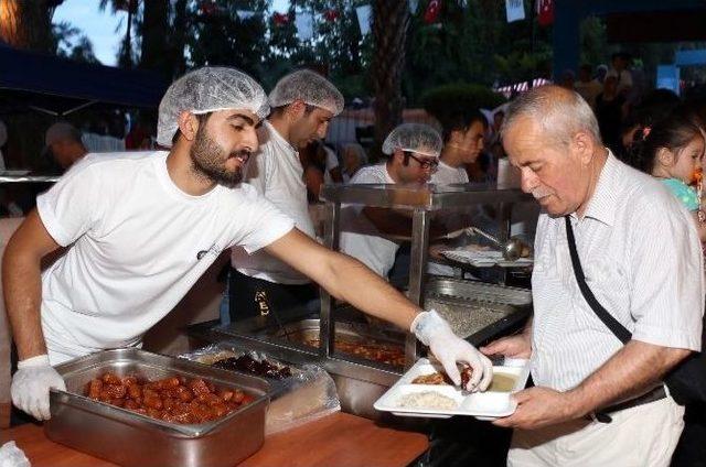 Büyükşehir Belediyesi İftar Geleneğine Devam Etti