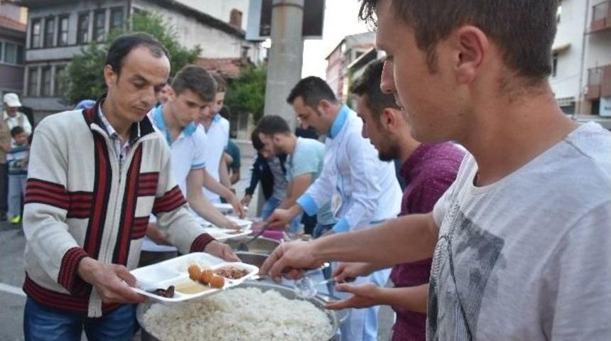 Dursunbey&rsquo;de İftar &Ccedil;adırına Yoğun İlgi