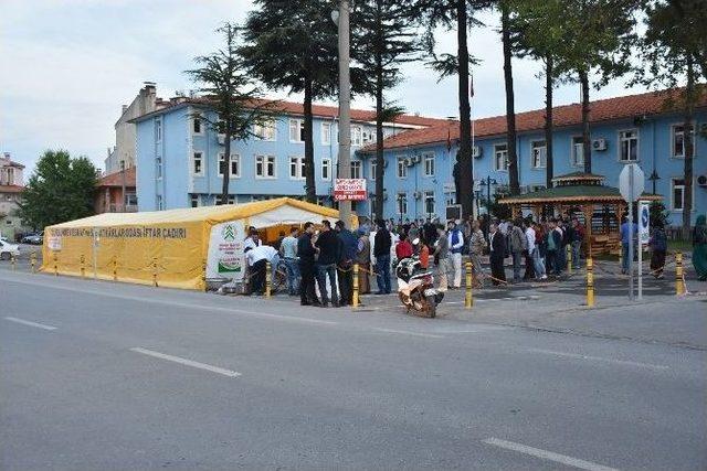 Dursunbey’de İftar Çadırına Yoğun İlgi