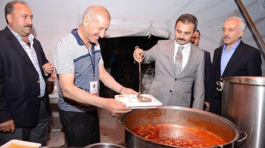 Başkan K&uuml;lc&uuml;, İlk Orucu Ramazan &Ccedil;adırında A&ccedil;tı