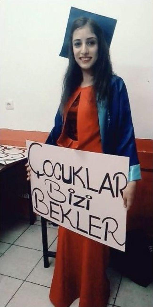 Genç Öğretmen Adayından Geriye Cübbeli Fotoğrafları Kaldı