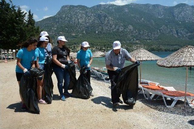 Öğrenciler Akbük Koyunda Temizlik Yaptı