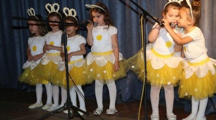 Minik Öğrencilerin Yıl Sonu Gösterisine Büyük Alkış