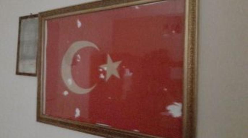 &Ccedil;&ouml;pte Bulduğu Bayrağı &Ccedil;er&ccedil;eveletip Evinin Başk&ouml;şesine Astı