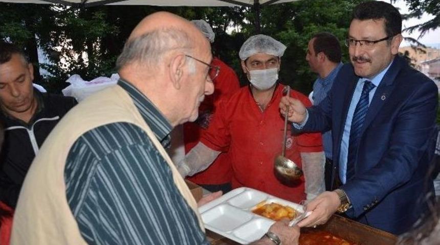 Başkan Gen&ccedil;, İftarını Vatandaşlarla Birlikte A&ccedil;tı