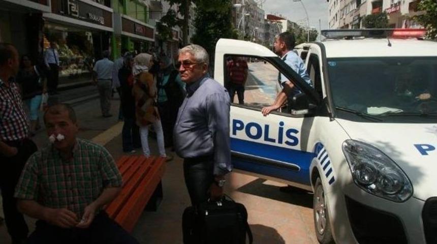 Cadde Ortasında Gazeteciye Yumruklu Saldırı