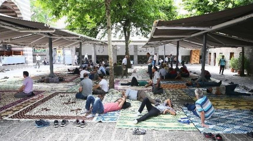 Sıcaktan Bunalan Diyarbakırlılar Camilere Akın Etti