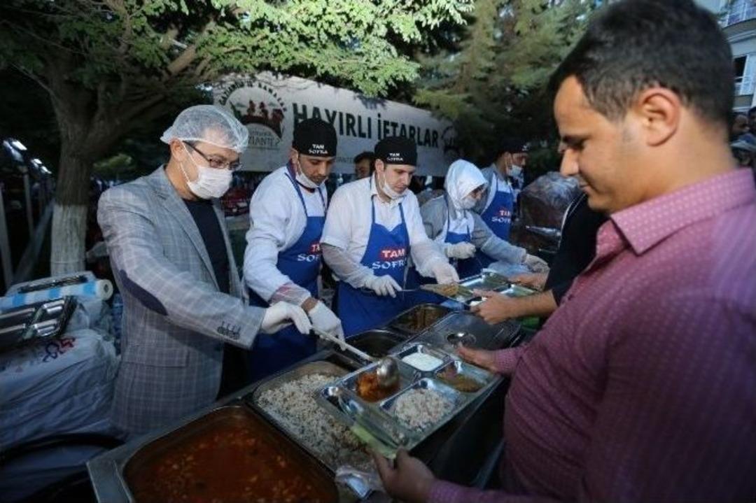 Fatma Şahin, İlk İftarını &Ouml;ğrencilerle A&ccedil;tı