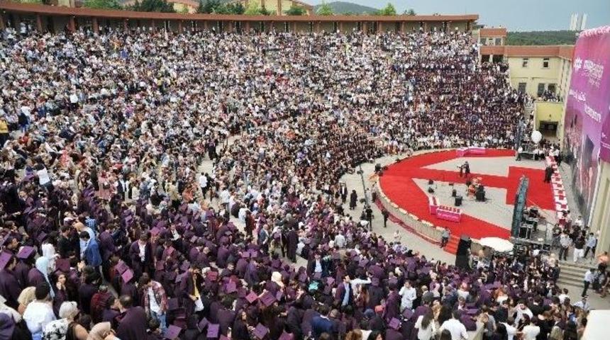Maltepe &Uuml;niversitesi&rsquo;nde Yağmur Altında Mezuniyet Coşkusu