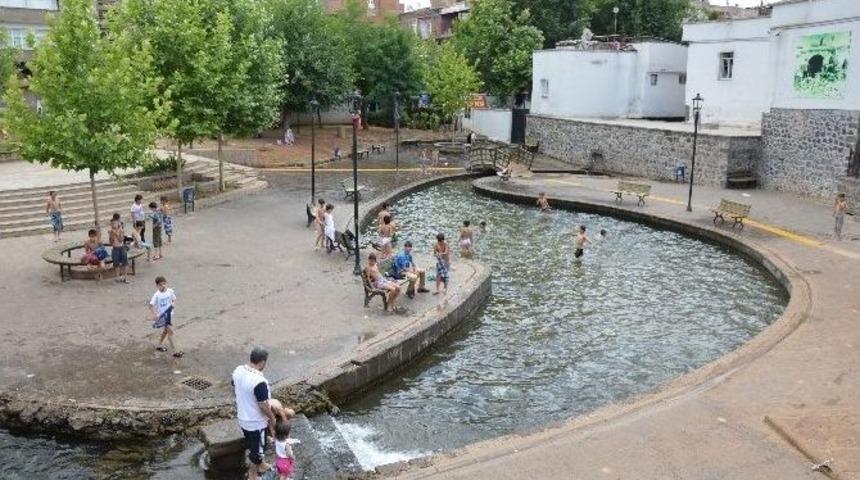 Sıcaktan Bunalan &Ccedil;ocuklar S&uuml;s Havuzuna Girdi