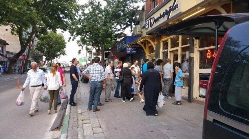 Bursa&rsquo;da İftar Saati Pide Kuyruğu