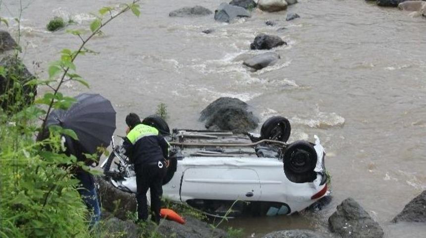 Yoldan &Ccedil;ıkan Otomobil Dereye U&ccedil;tu
