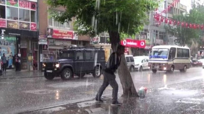 Kars&rsquo;ta Yağmur Ve Dolu Hayatı Olumsuz Etkiledi