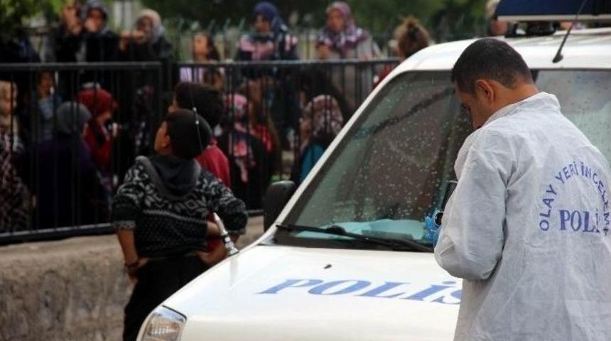 Bunalıma Girdi, Kendini Astı