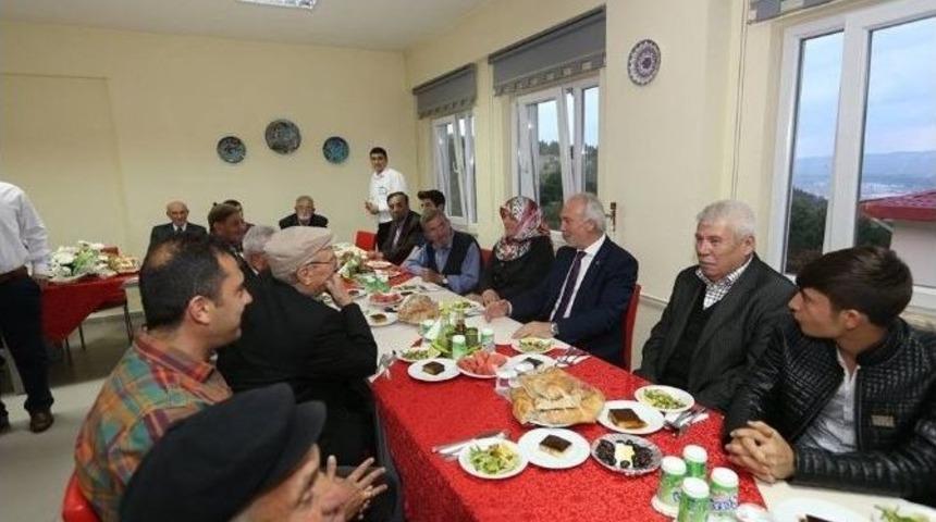 Başkan Kamil Sara&ccedil;oğlu, İlk Orucunu Huzurevi Sakinleriyle Birlikte A&ccedil;tı