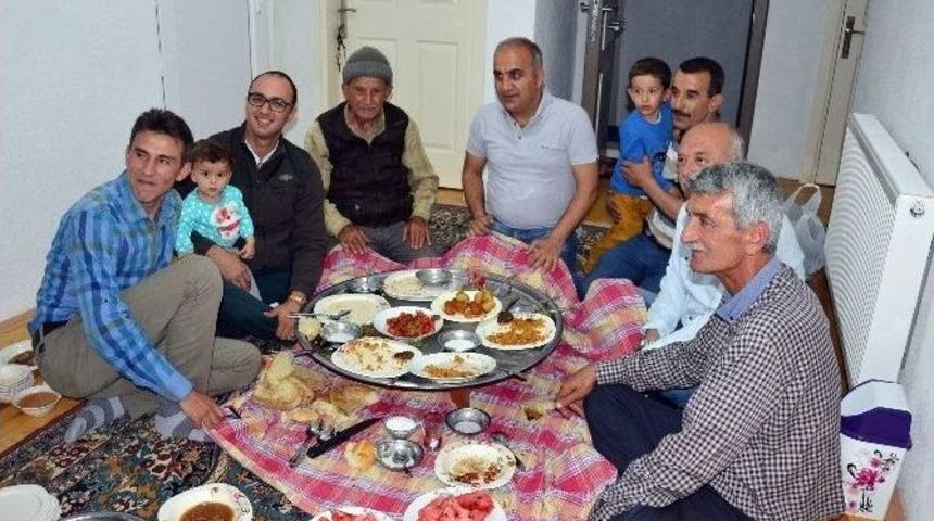 Dursunbey Protokol&uuml; İlk Orucunu Şehit Ailesi İle A&ccedil;tı