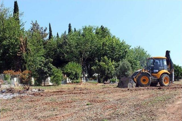 Büyükşehir Belediyesinden, Kumluca’da Mezarlık Bakımı