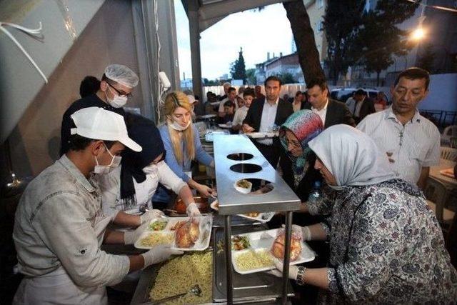 Başkan Altınok Öz İlk Orucunu Vatandaşlarla Birlikte Açtı