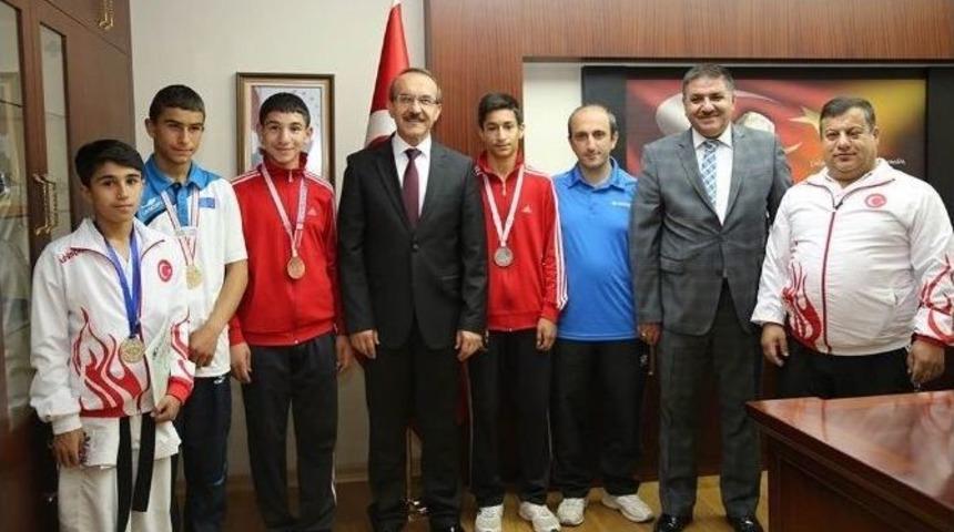 Başarılı Sporcular Altınla &Ouml;d&uuml;llendirildi
