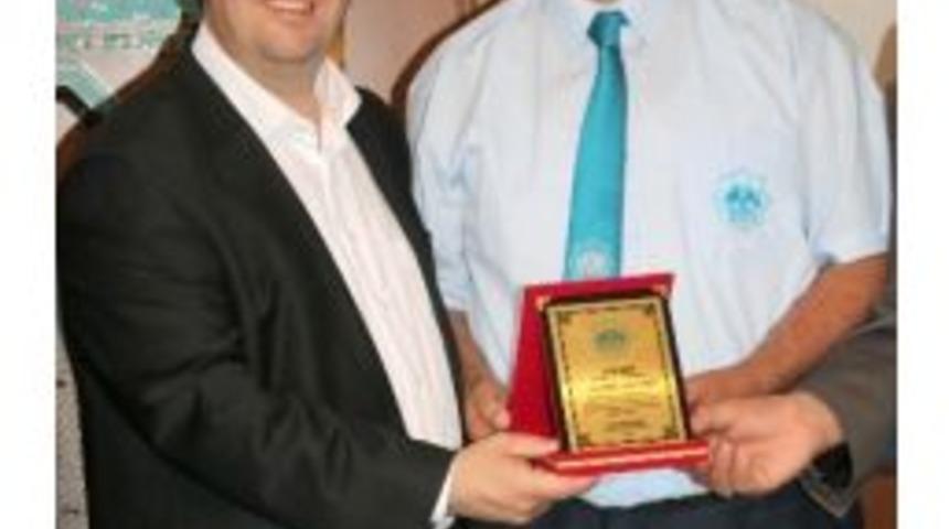 Başkan Yazgı, Hayat Kurtaran Otob&uuml;s Şof&ouml;r&uuml;ne Plaket Verdi
