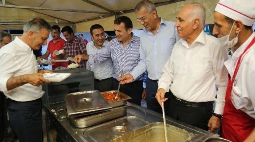 Mezitli Belediyesi İftar Sofrası Kurdu