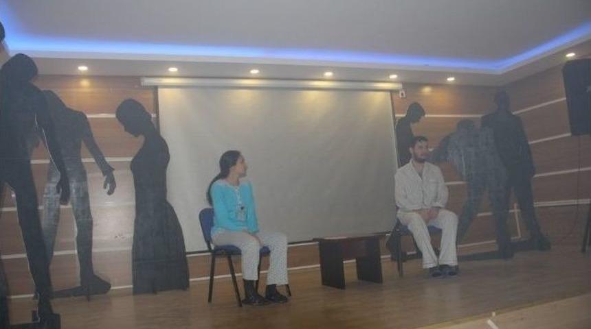 Başkale&rsquo;de &lsquo;illet&rsquo; Oyunu Sahnelendi