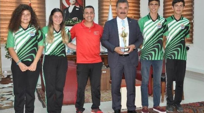 Toroslar Bocce Takımı, Şampiyonluk Kupalarını Başkan Tuna&rsquo;ya Hediye Etti