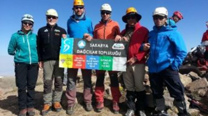 Sakaryalı Dağcılar Hasandağı Zirvesinde