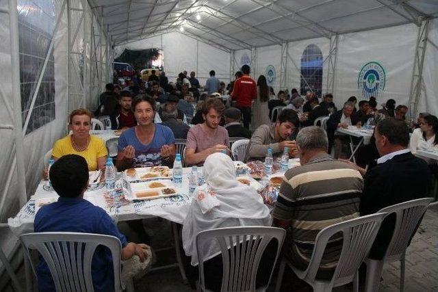 İftar Çadırı Dolu Taştı