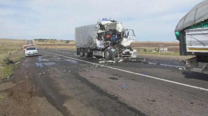 Siverek&rsquo;te İki Tır &Ccedil;arpıştı: 1 Yaralı