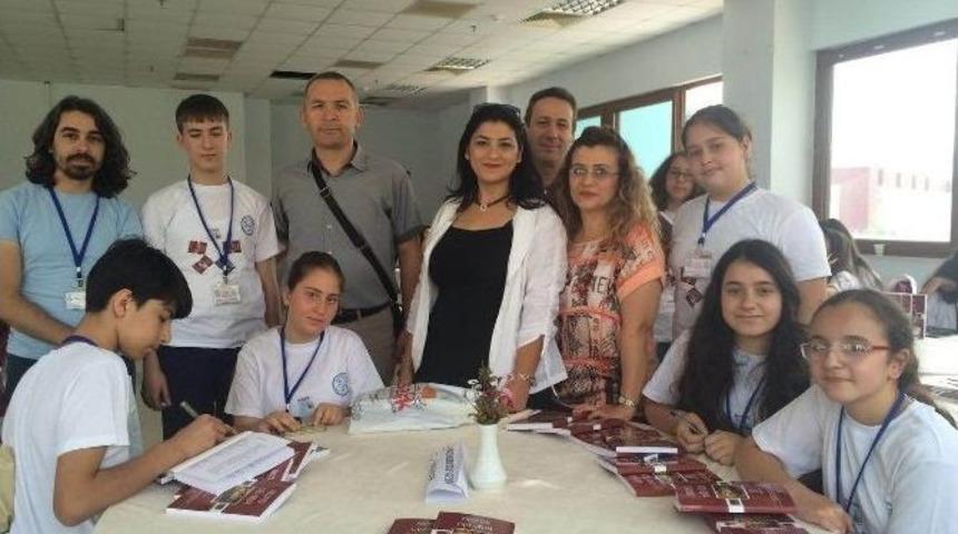 Gen&ccedil; Yazarlar Kitaplarını İmzaladı