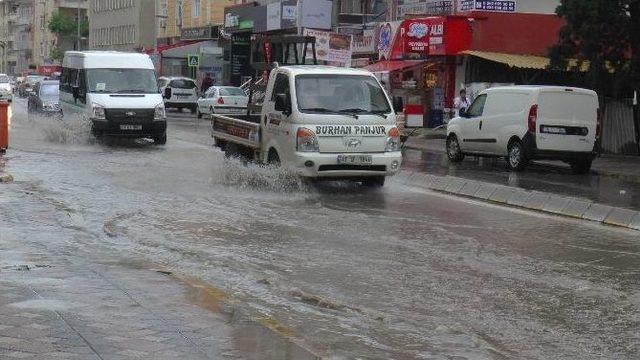 Sağanak Yağmur Darıca’da Hayatı Felç Etti