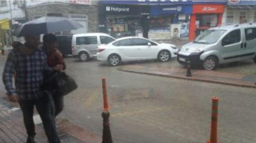 K&uuml;tahyalılar Yağmur S&uuml;rpriziyle Sevindi