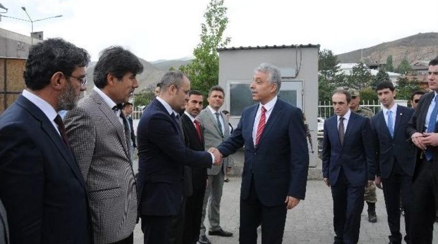 Hakkari Valisi Toprak G&ouml;revine Başladı