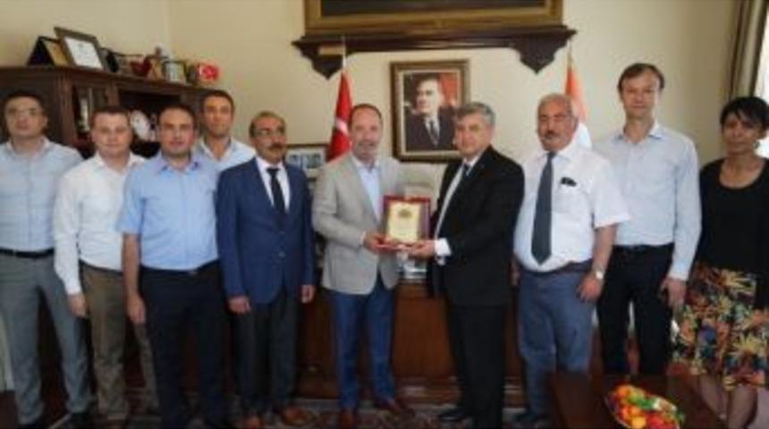 T&uuml;m Yerel-sen&rsquo;den Başkan G&uuml;rkan&rsquo;a Plaket