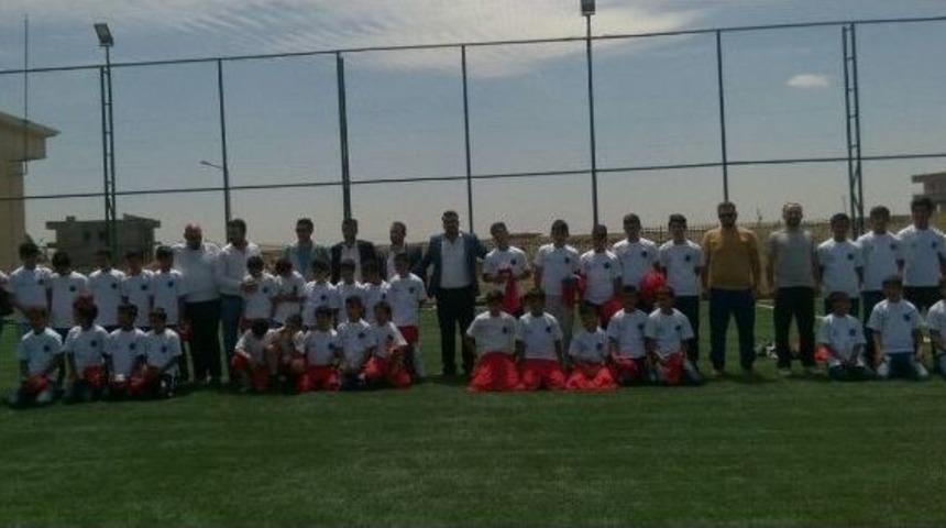 İdil İl&ccedil;esinde &Ccedil;ocuklara Spor Kıyafetleri Dağıtıldı