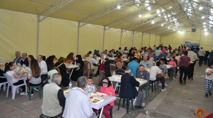 İftar &Ccedil;adırında, İlk İftar