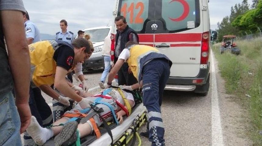 G&ouml;lpazarı&rsquo;nda Trafik Kazası: 3 Yaralı