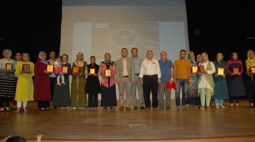 Başarılı Velilere Plaket Verildi