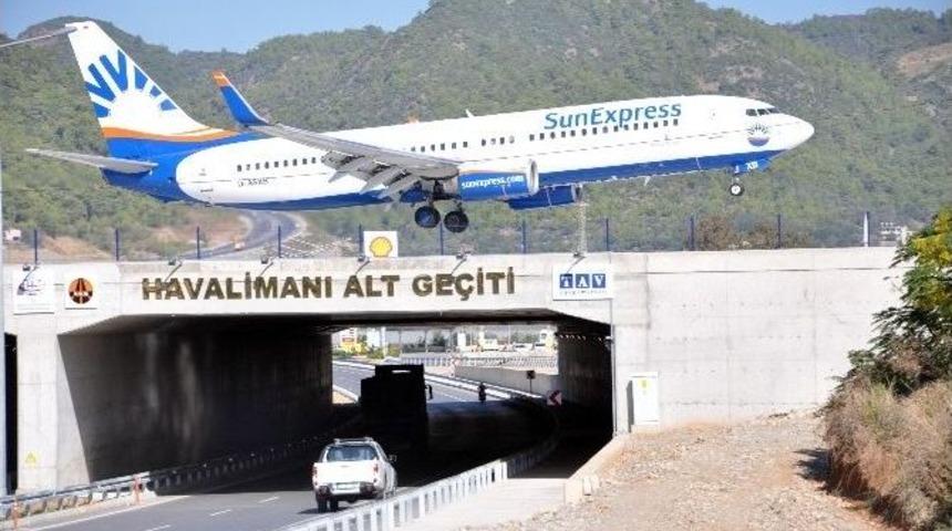 Havalimanıyla Komşu Olan Çifçiler Uçaklarla İç İçe Yaşıyor