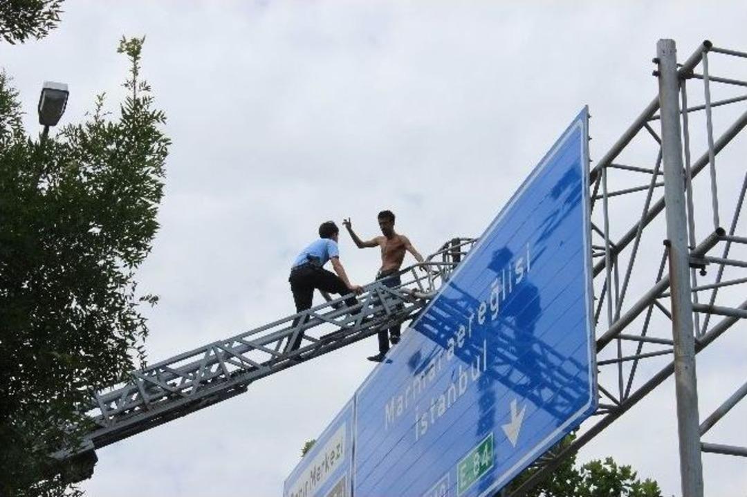 Karayolları Tabelası &Uuml;zerinde İntihar Girişimi