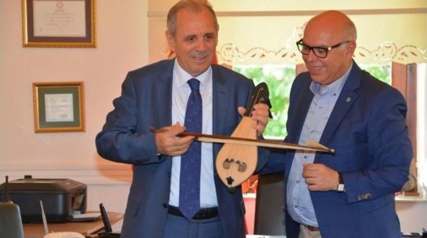 Vali Salihoğlu&rsquo;ndan Başkan Eşkinat&rsquo;a Veda Ziyareti