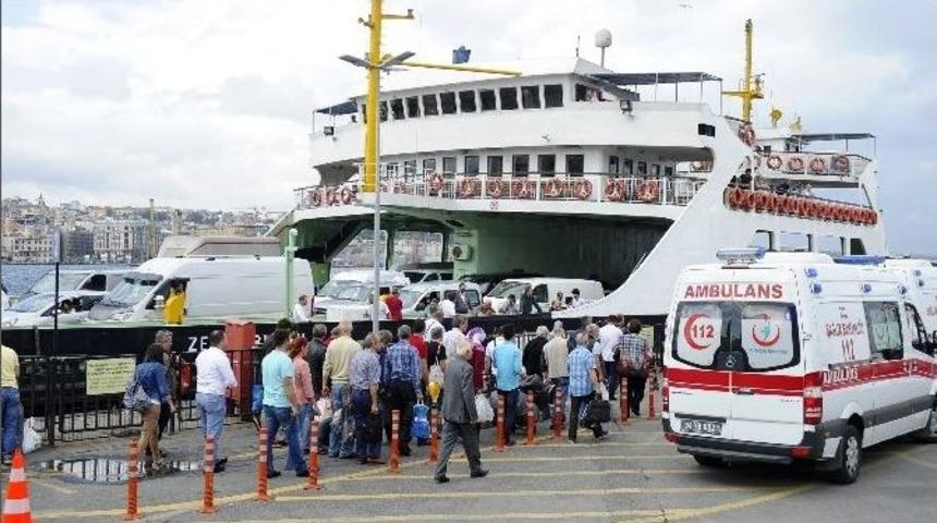 Sirkeci&rsquo;de Feribot İskeleye &Ccedil;arptı
