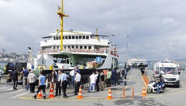 Sirkeci’de Feribot İskeleye Çarptı