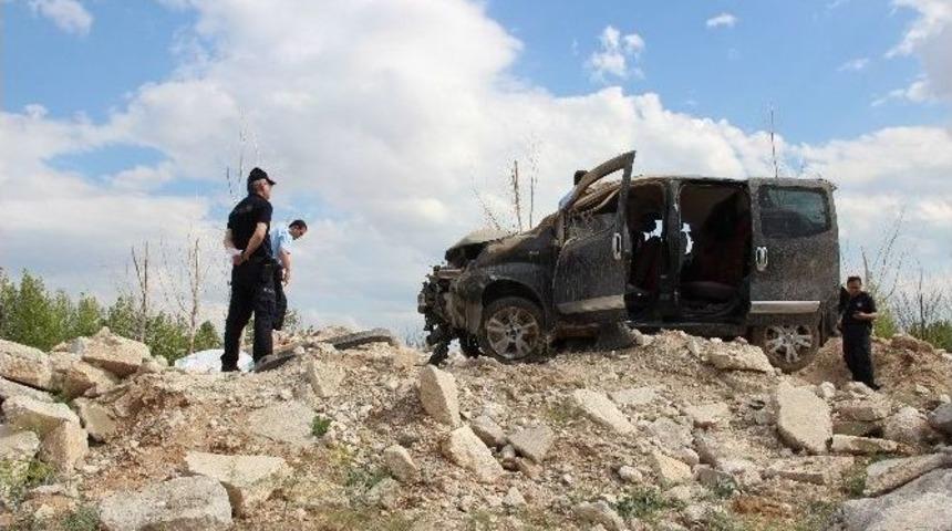 Hafif Ticari Ara&ccedil; Hafriyat Yığınına &Ccedil;arpıp Takla Attı: 1 &Ouml;l&uuml;