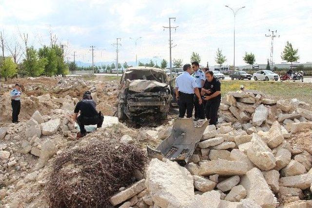 Hafif Ticari Araç Hafriyat Yığınına Çarpıp Takla Attı: 1 Ölü